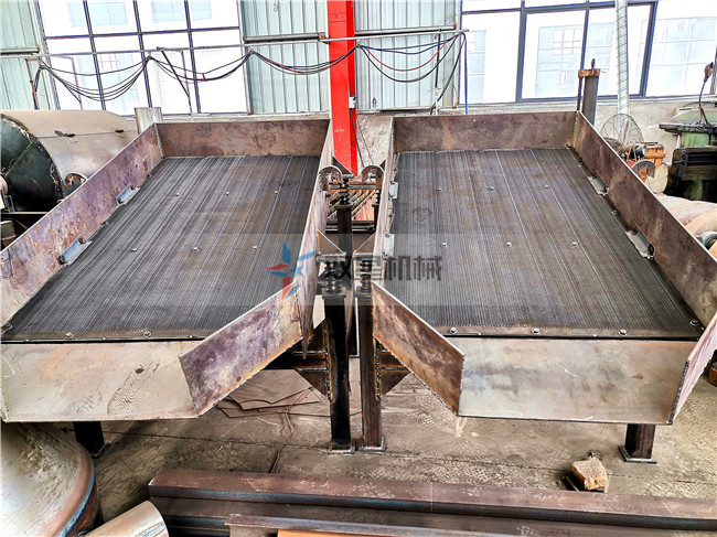 金屬破碎機配件-振動篩現場拍攝