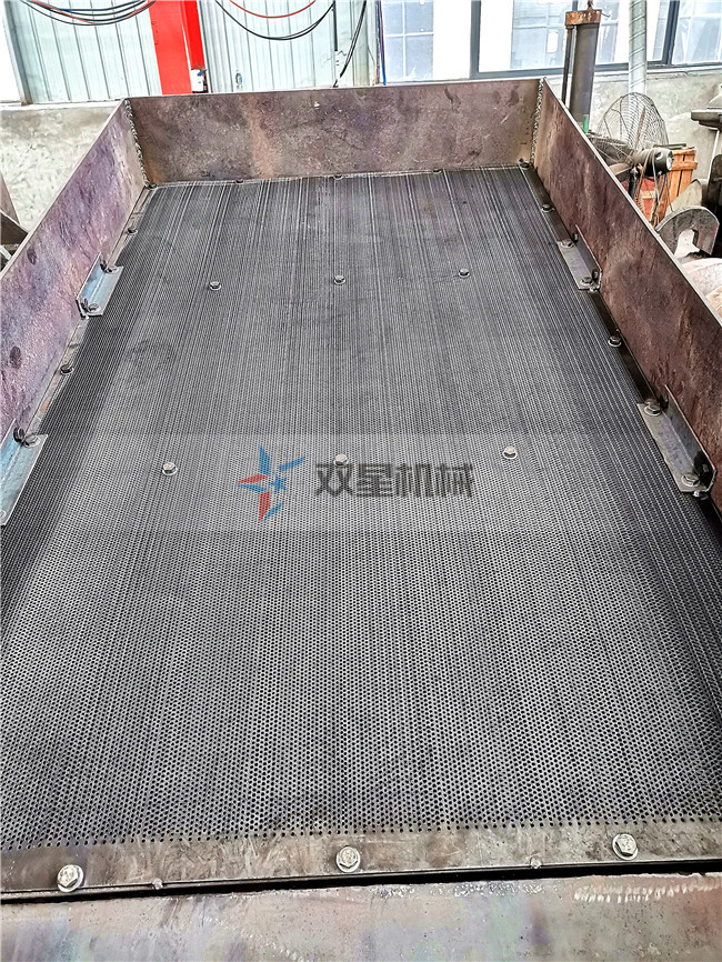 金屬破碎機配件-振動篩現場拍攝