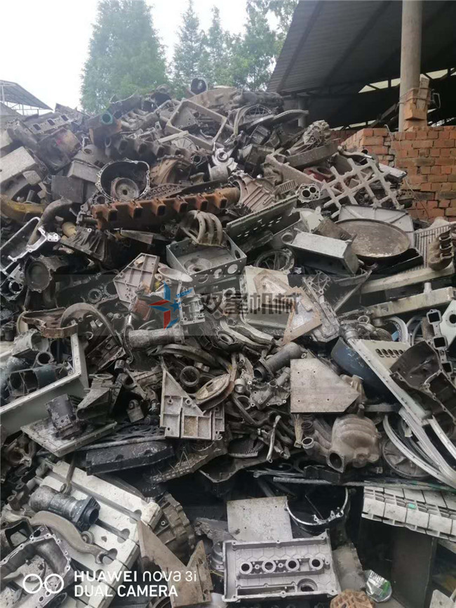 機(jī)件鋁破碎機(jī)物料破碎現(xiàn)場實(shí)拍