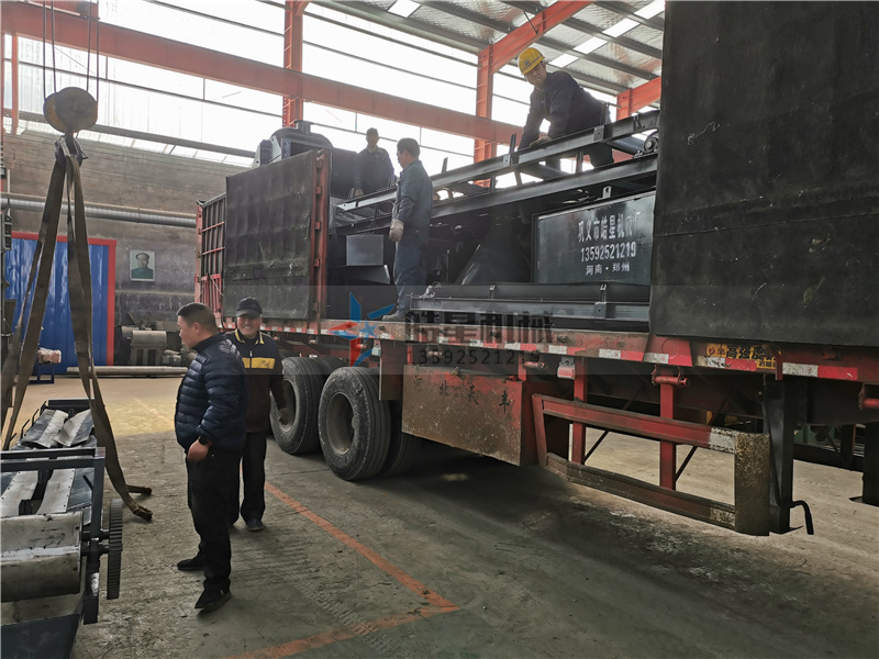 <a href='http://www.yuguangyingye.cn/psxl/1279.html' target='_blank'><span>廢鋁破碎機(jī)</span></a>成套設(shè)備吊裝現(xiàn)場(chǎng)