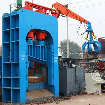 大型卡車、汽車車體破碎，用哪種剪切機(jī)？廢鋼破碎機(jī)OR液壓龍門剪？