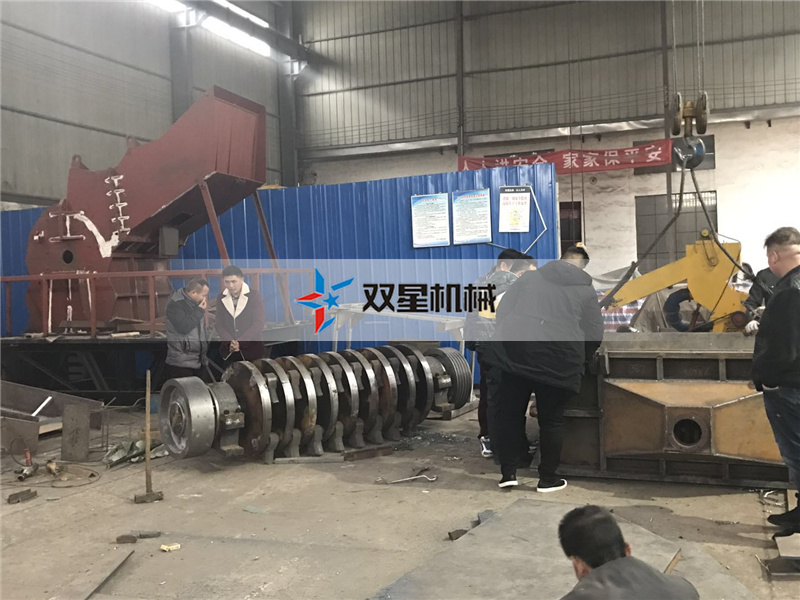 一臺(tái)小型廢鋼破碎機(jī)設(shè)備每小時(shí)可以產(chǎn)多少噸易拉罐？