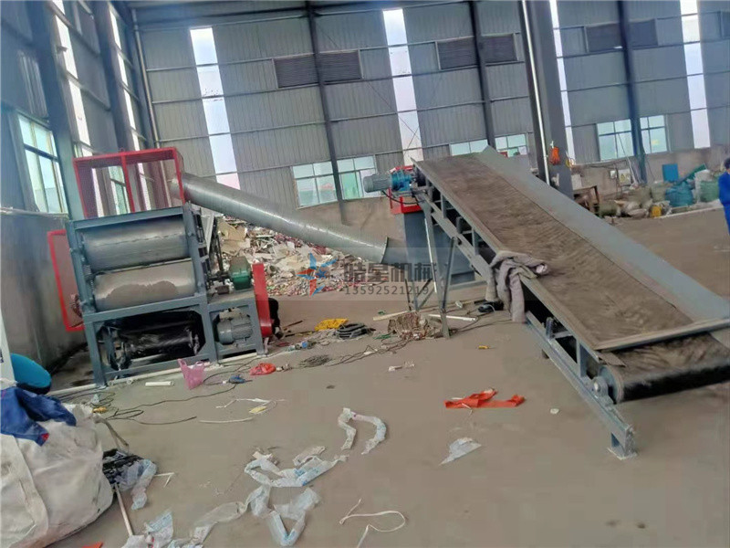 Easy to open can flattening machine, easy to open can cake pressing machine equipment, customer operation site Easy to open can flattening machine, easy to open can cake pressing machine equipment, customer operation site