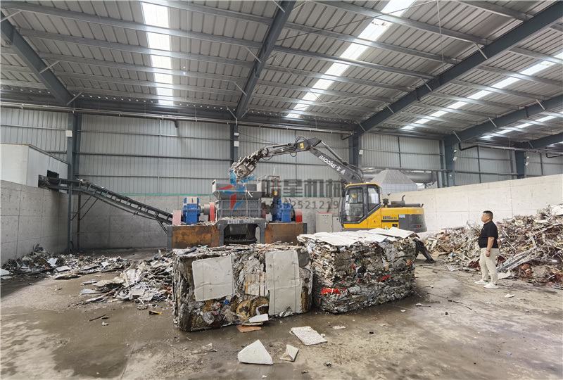 斷橋鋁撕碎機(jī)雙軸撕碎機(jī)撕碎金屬壓塊作業(yè)現(xiàn)場